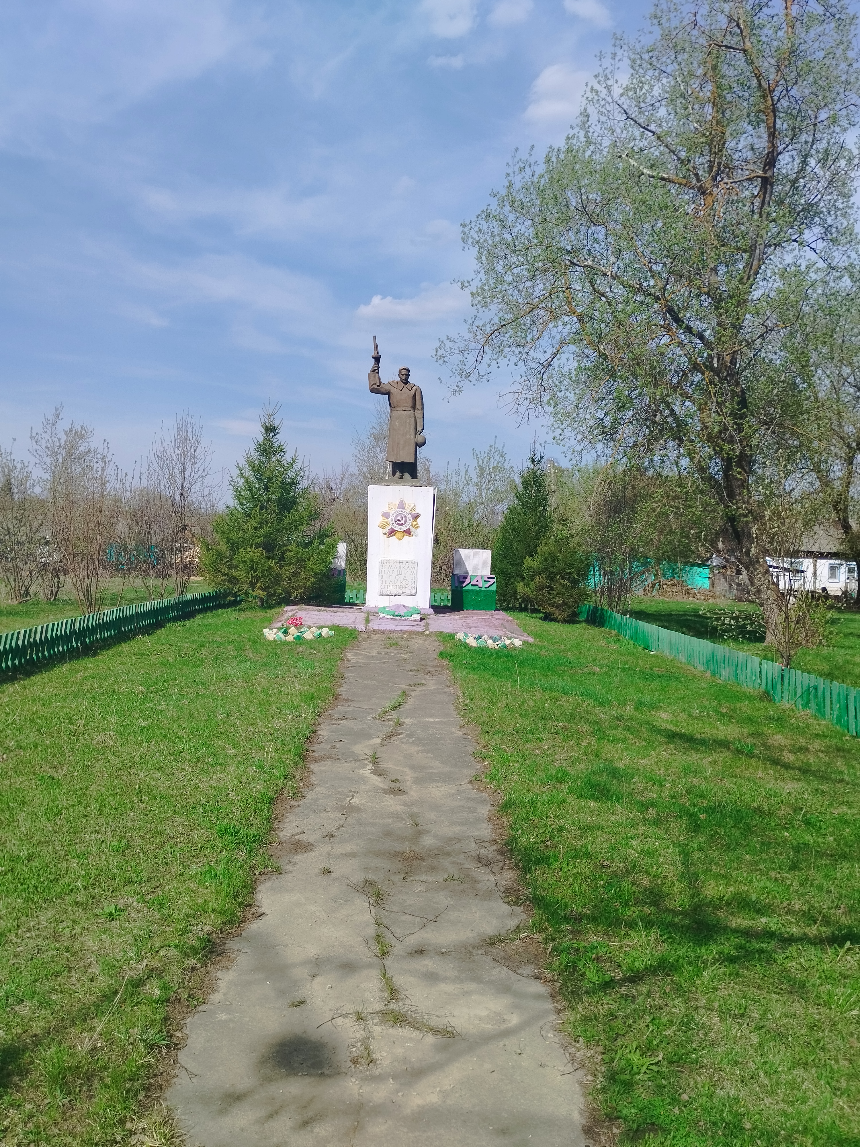 Памятник погибшим воинам в годы ВОВ возведен в 1985г.