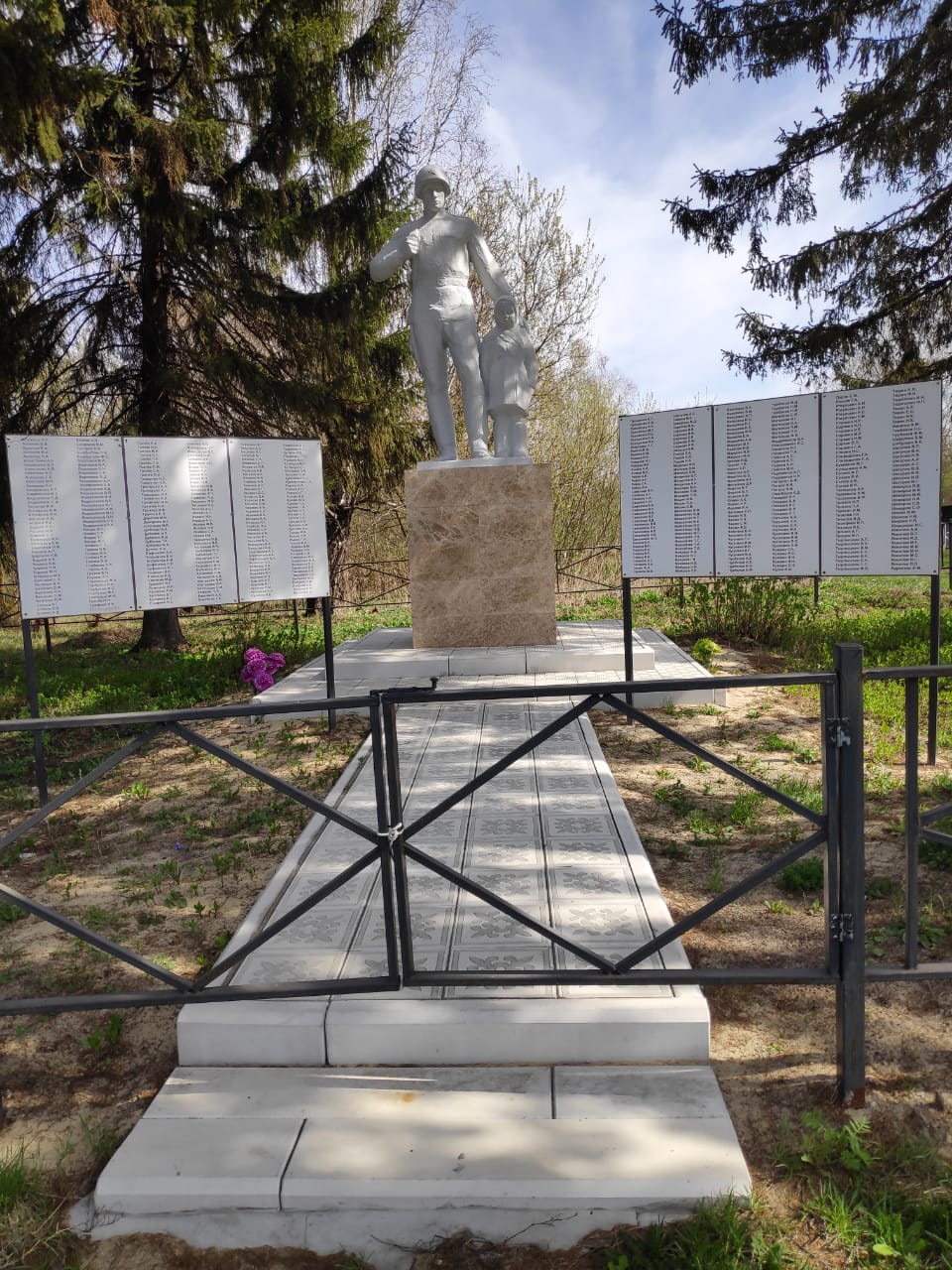 Памятник погибшим воинам в годы ВОВ возведен в 1972г.